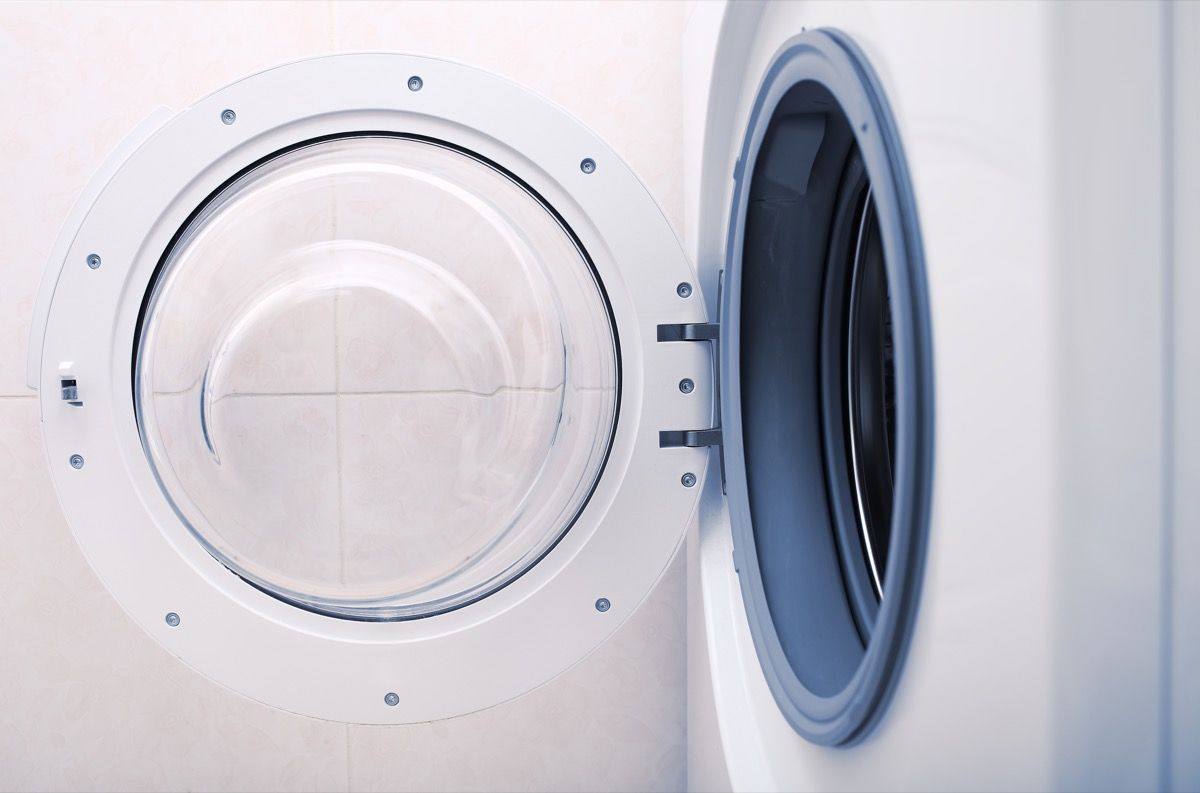 skalbimo mašinos vaizdas iš šono su plačiomis durimis