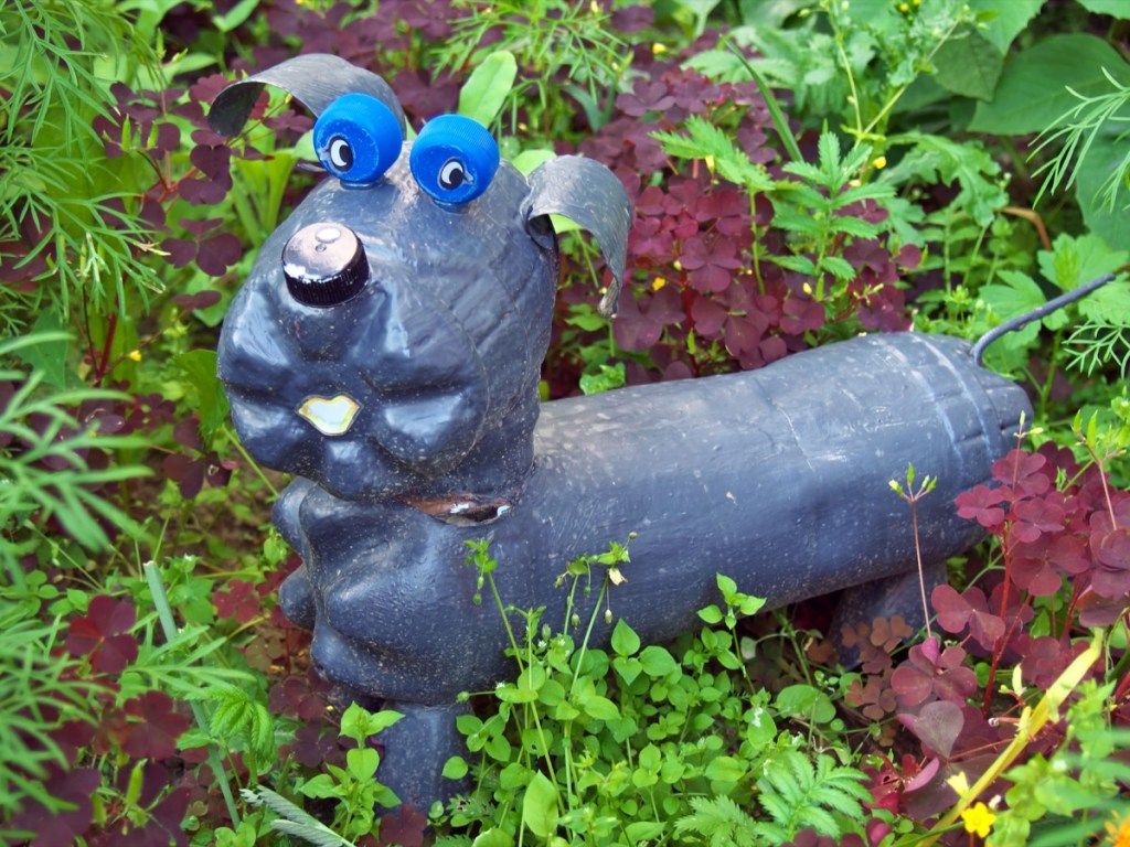รูปปั้นสุนัข DIY ในสวน