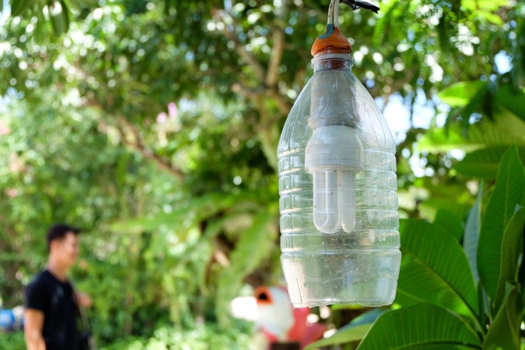 Lampa zewnętrzna DIY wykonana z butelki z wodą