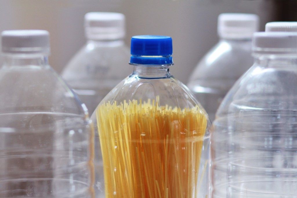 स्पेगेटी को पानी की बोतल में स्टोर करें