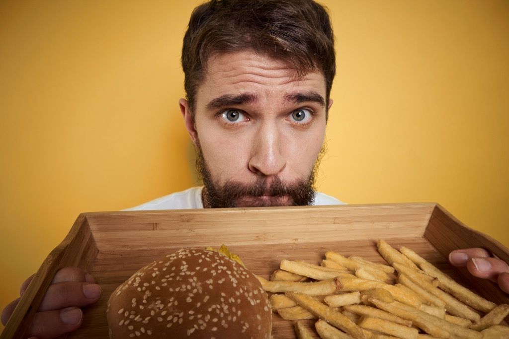 človek jedo hamburger
