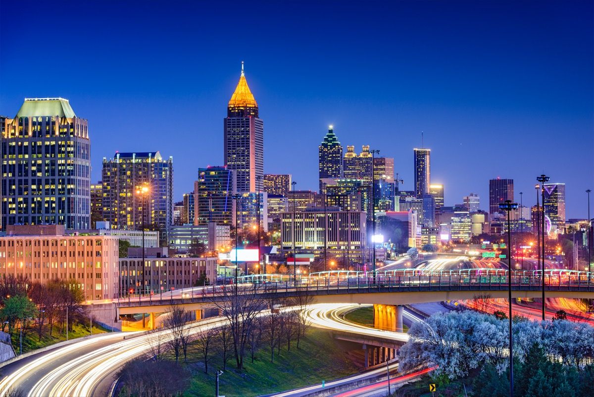 снимка на градския пейзаж на бързо движещо се движение по магистрала и сграда в Атланта, Джорджия през нощта