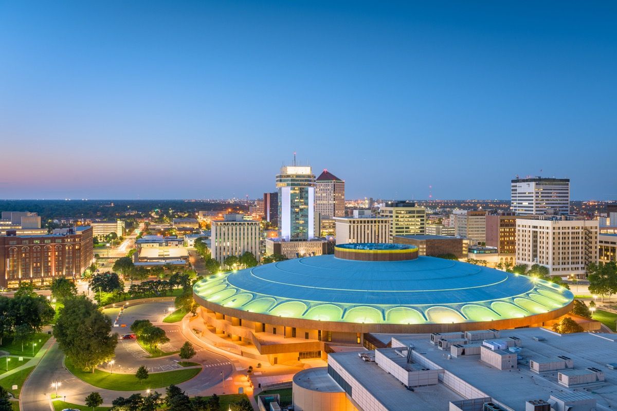 panoramę miasta Wichita, Kansas o zmierzchu
