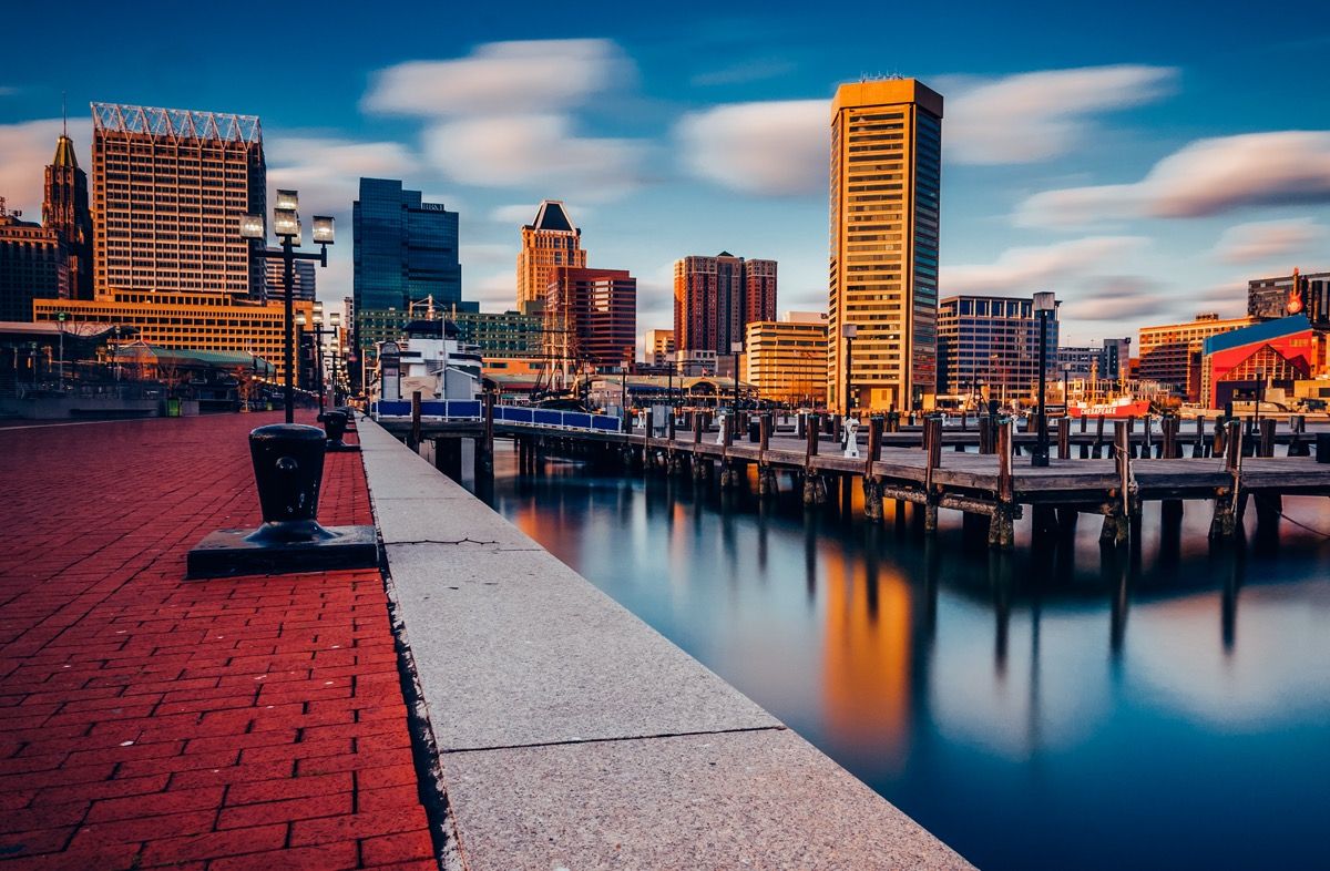 El horizonte de Baltimore y el paseo marítimo de Inner Harbor en Baltimore, Maryland