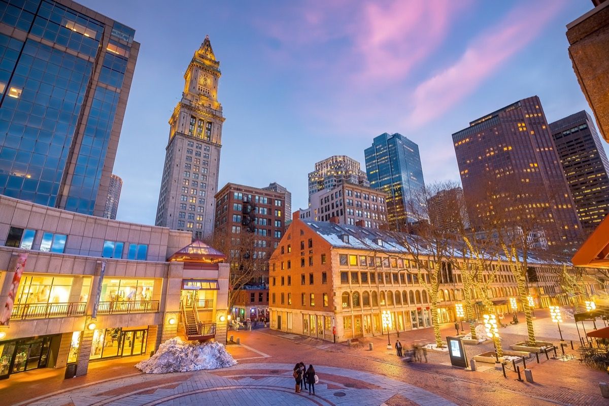 снимки на градски пейзажи на сгради и магазини в Quincy Market в Бостън, Масачузетс в полумрак