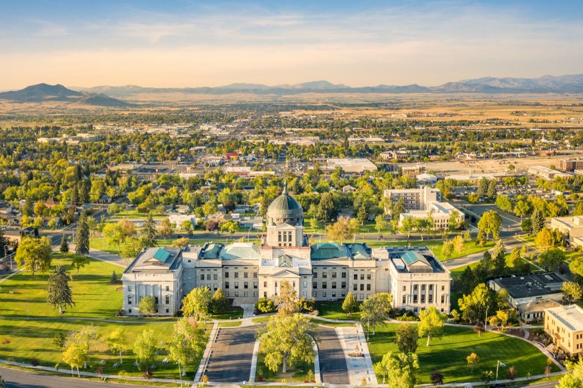 モンタナ州ヘレナのモンタナ州議会議事堂のドローンによる写真撮影