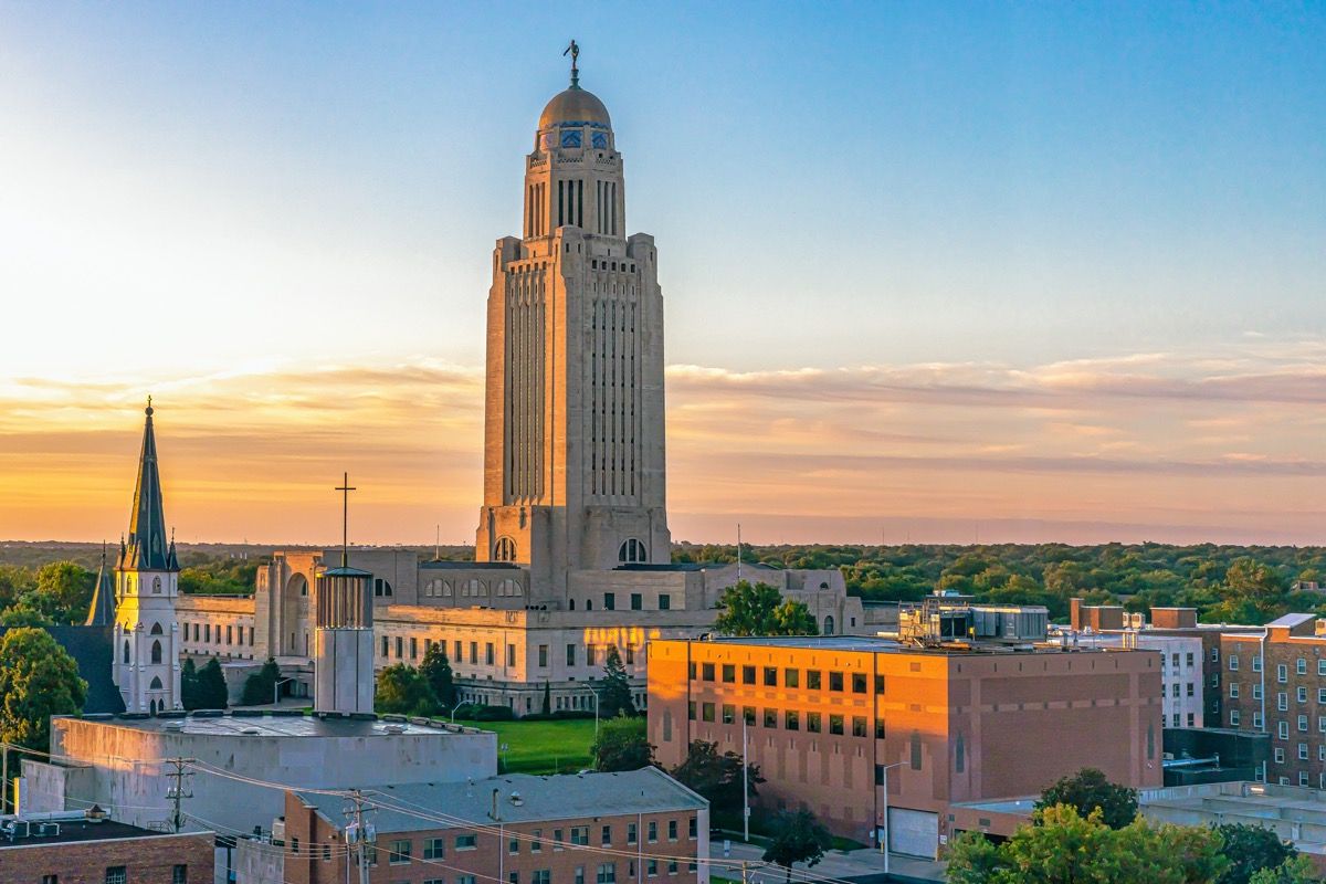 Capitolio del estado de Nebraska y el centro de Lincoln, Nebraska al amanecer.