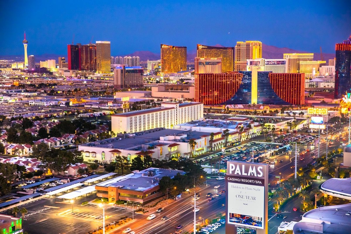fotografii de peisaj urban ale clădirilor, cazinourilor și străzilor din Las Vegas, Nevada noaptea