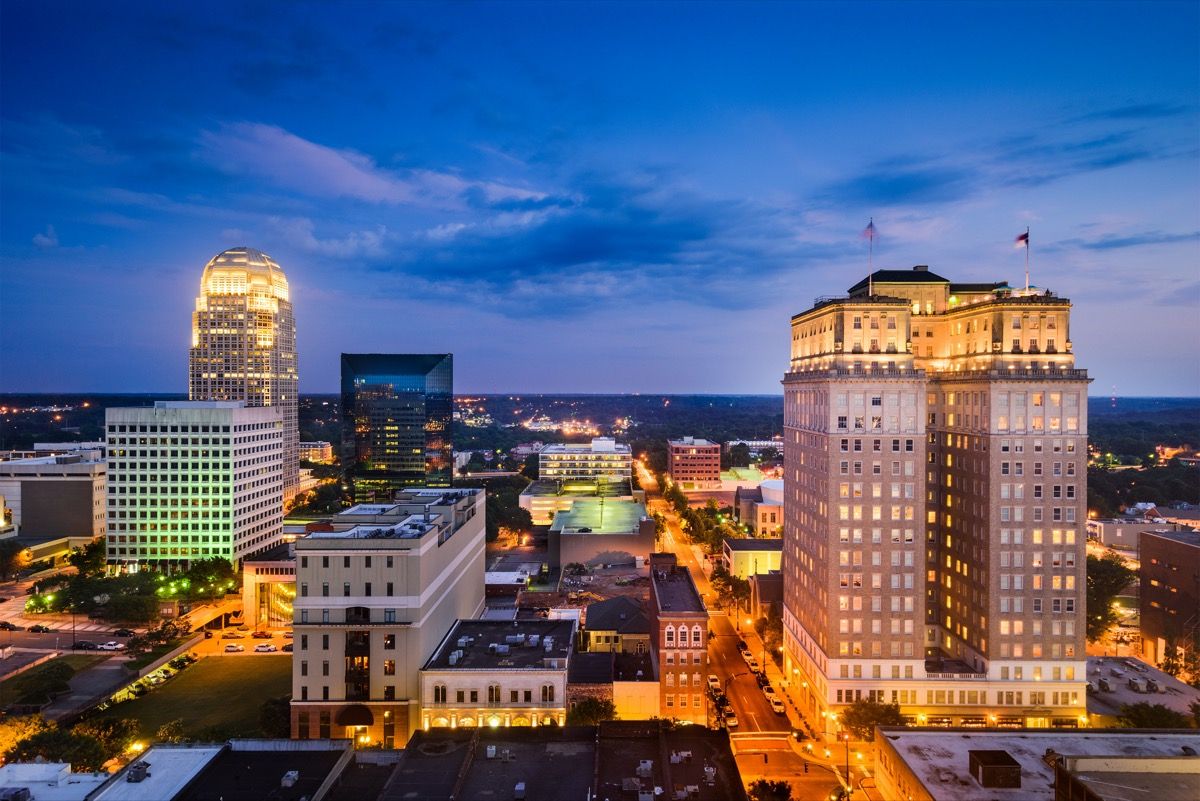 снимка на градския пейзаж на центъра на Уинстън-Салем, Северна Каролина през нощта