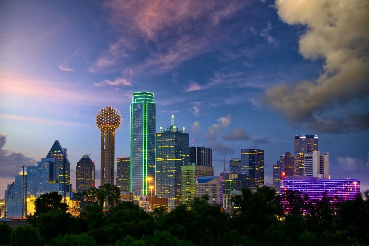 đường chân trời thành phố Dallas, Texas vào lúc hoàng hôn