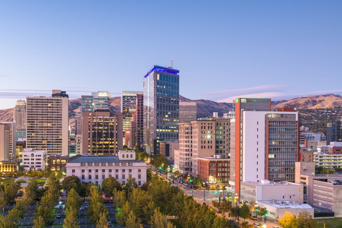 Foto de paisaje urbano de árboles, edificios y montañas marrones en Salt Lake City, Utah