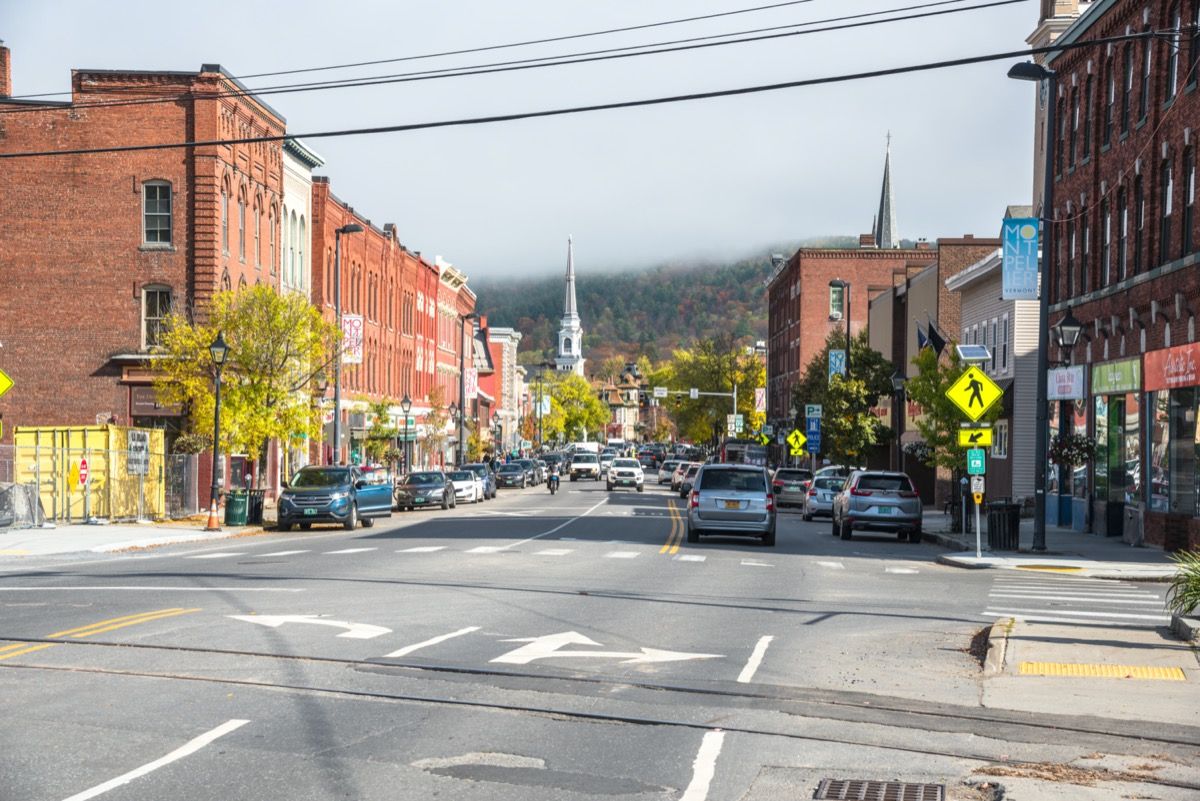 foto pemandangan kota dari toko dan jalan di pusat kota Montpellier, Vermont