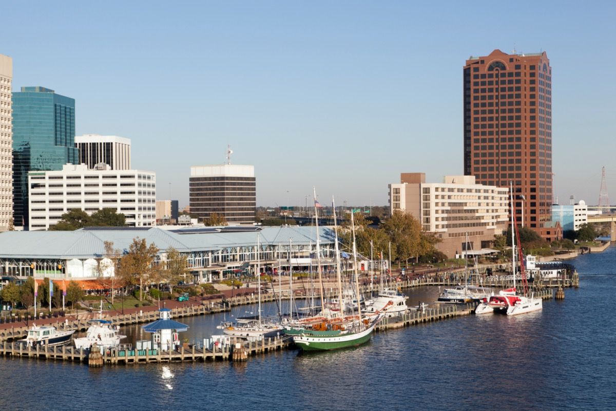 pilsētas ainavas fotogrāfija no ēkām blakus un laivām uz ezera Norfolkā, Virdžīnijas štatā