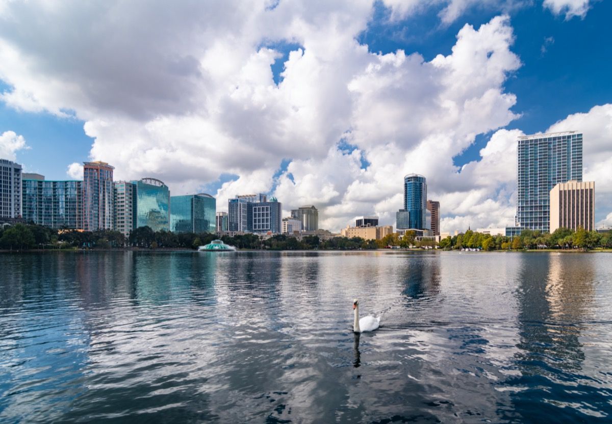 Taman Tasik Eola di dan latar langit bandar di pusat bandar Orlando, Flordia