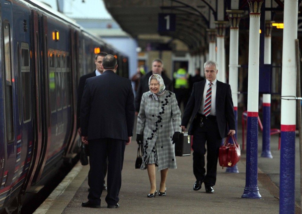 המלכה אליזבת עולה על רכבת לביתה במדינתה