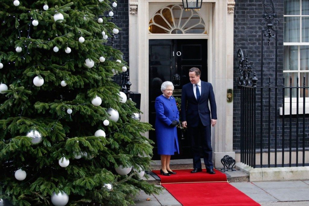 המלכה אליזבת השנייה ברחוב דאונינג מספר 10 עם ראש הממשלה דאז דייוויד קמרון