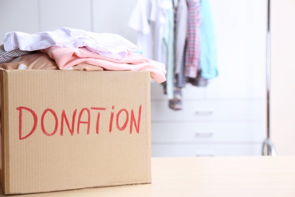 kläder i donationslåda, minska ditt hem