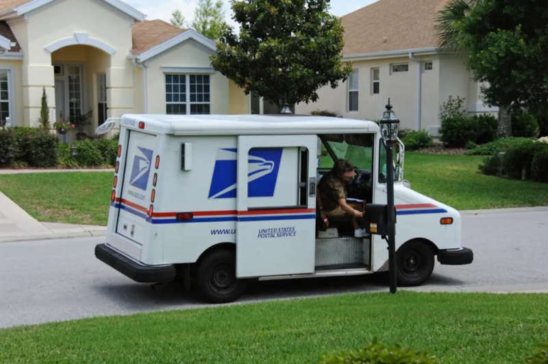   USPS пощенски превозвач, доставящ поща