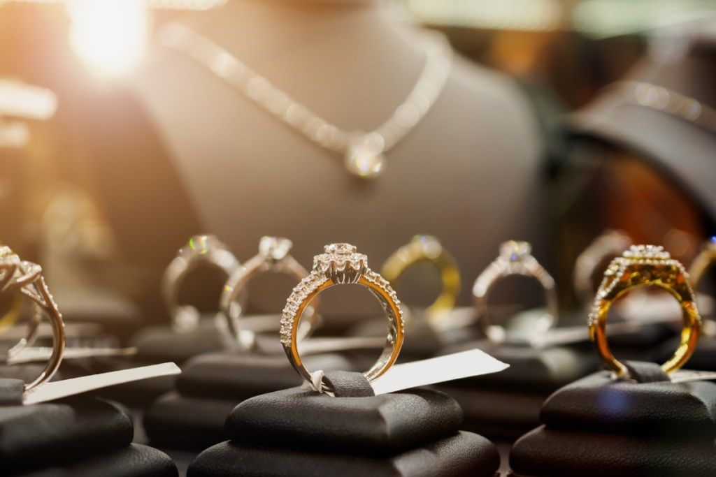 Joyas, anillos y collares de diamantes que se muestran en escaparates de tiendas minoristas de lujo que muestran cosas que los ladrones saben sobre su hogar