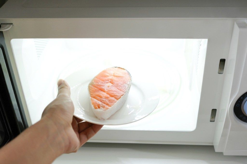 memasukkan filet salmon ke dalam microwave, perilaku kasar