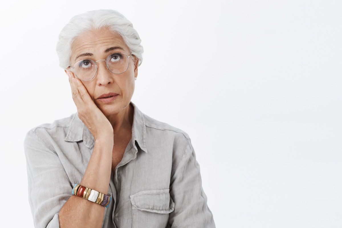 staršia žena vzdychá, príznaky stresu