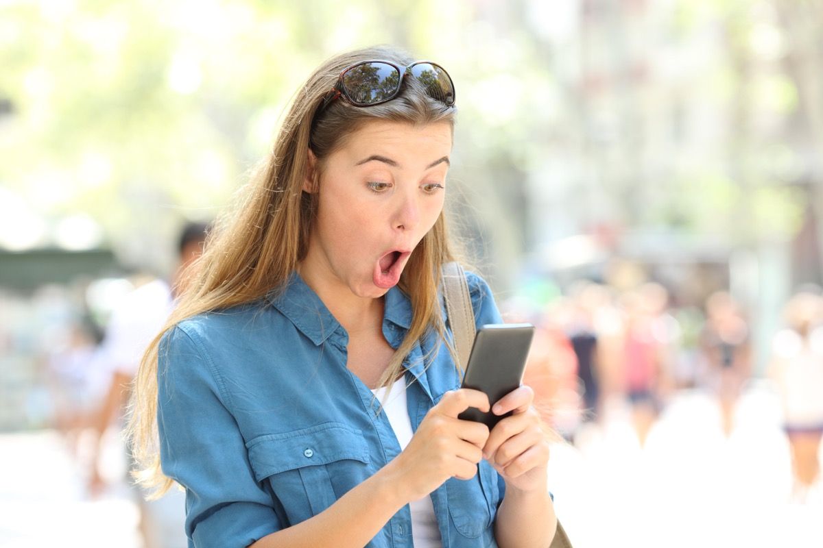 Kvinde på telefon overrasket over at læse viral datinghistorie