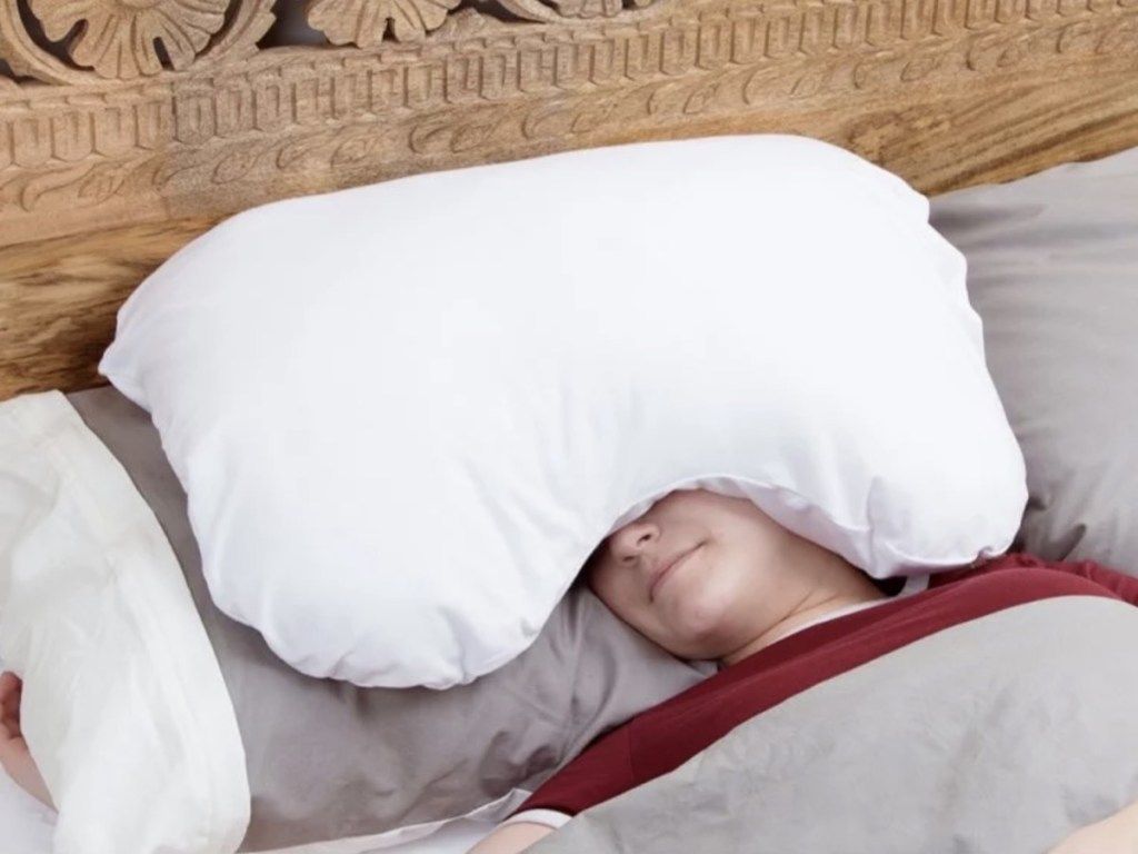 жена с бяла възглавница на главата, по-добри сън