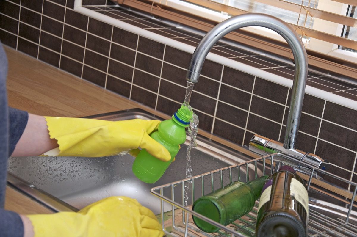 Ispiranje boce koja se može reciklirati u sudoperu