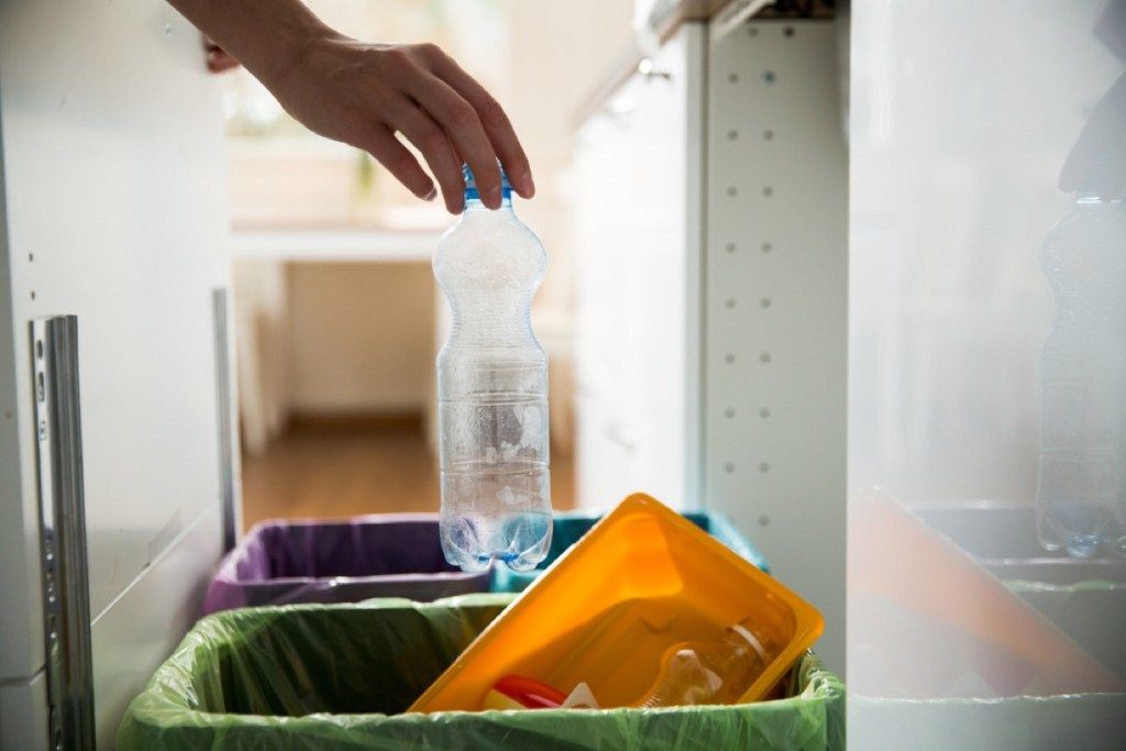 Wanita mendaur ulang barang-barang botol di rumah Anda yang menarik hama