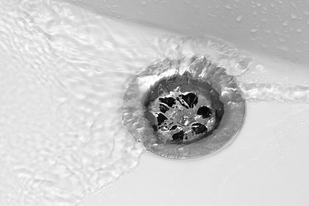La salle de bain évacue les objets de votre maison en attirant les parasites