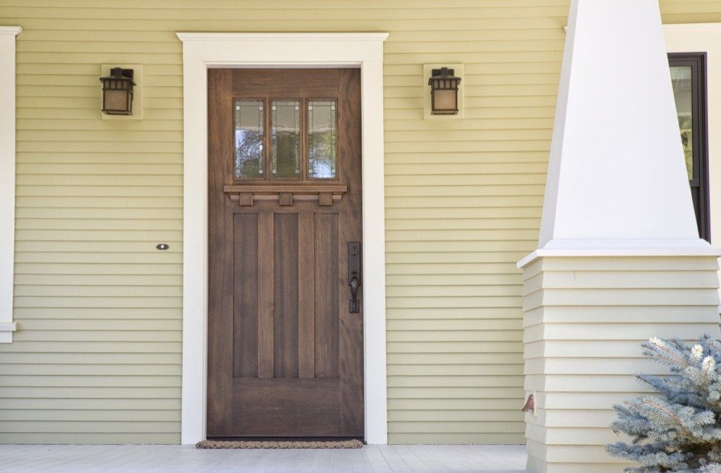 kusen pintu putih pada barang-barang rumah di rumah Anda menarik hama