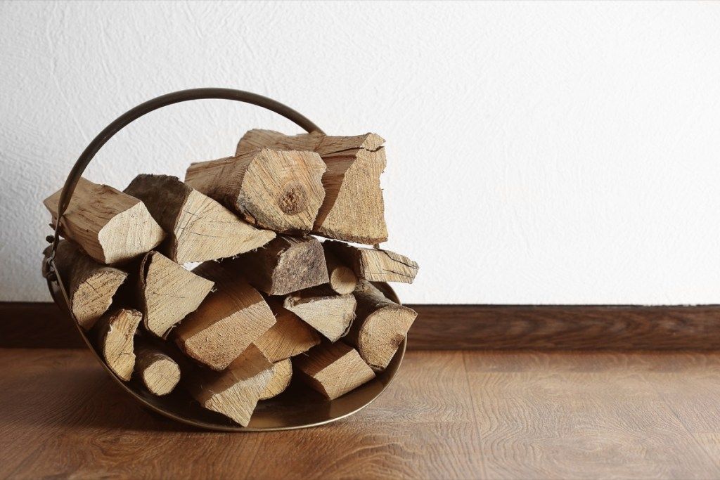sekeranjang kayu bakar di barang-barang rumah di rumah Anda yang menarik hama