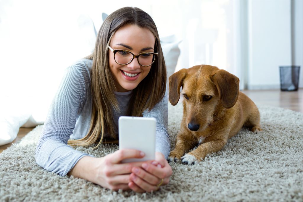 kvinde tager selfie med hundeartikler, som du aldrig vidste, hunde kunne gøre