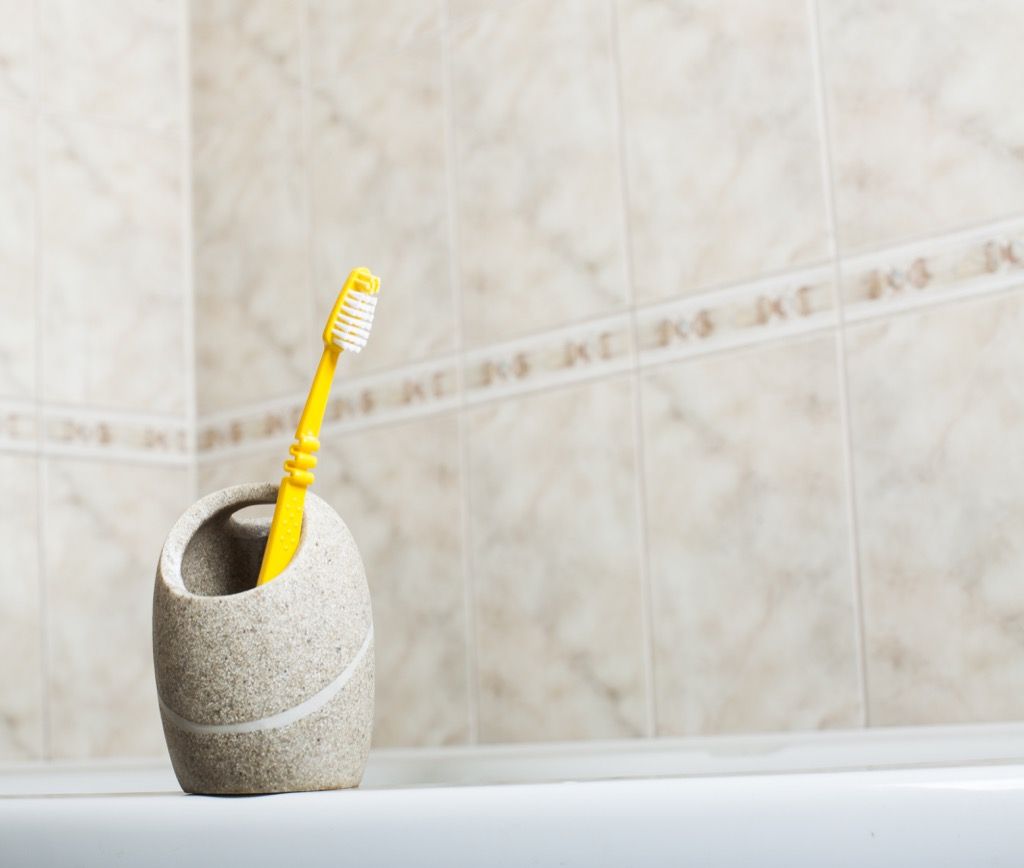 Tannbørsteholder på badet Smusseste ting i hjemmet ditt
