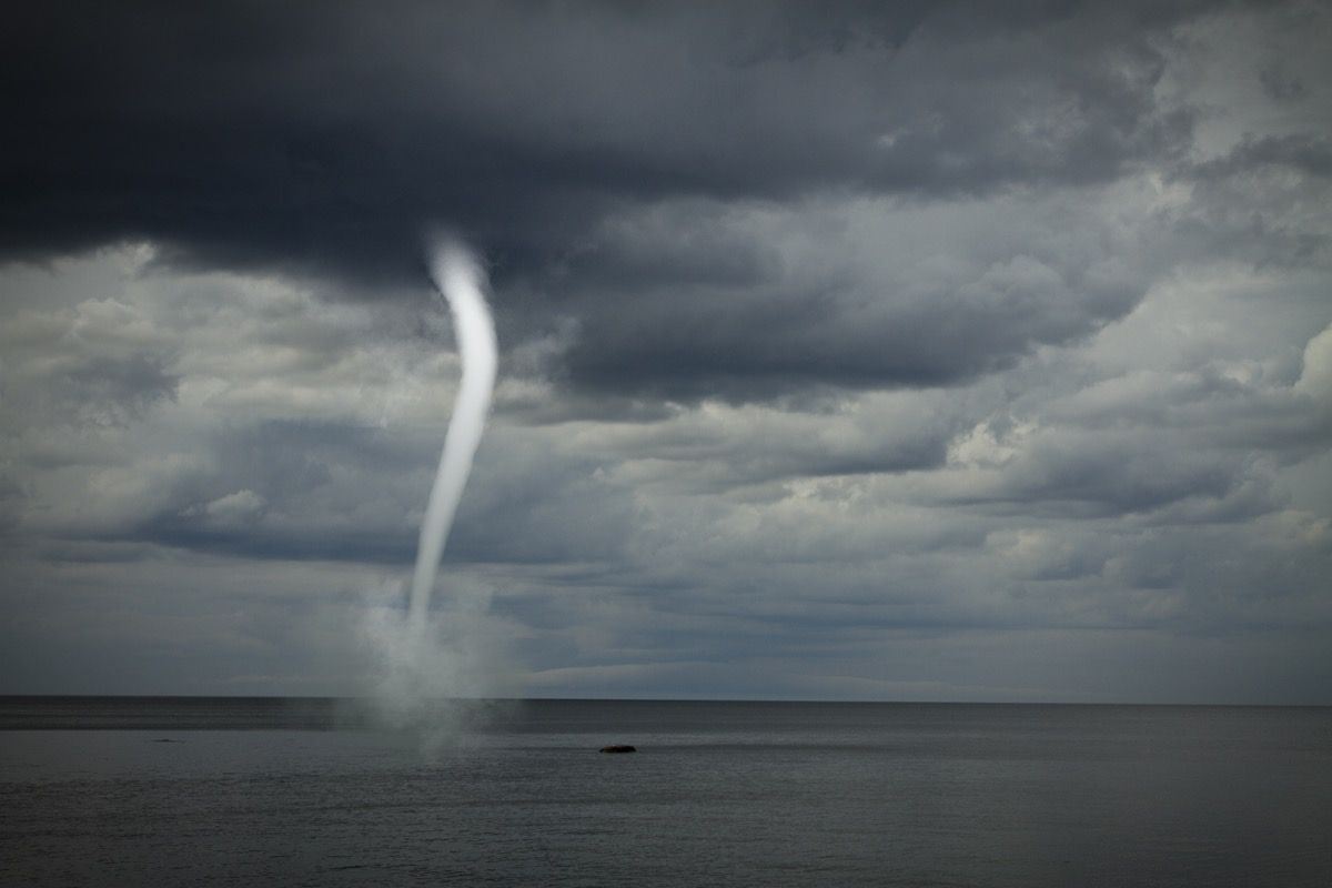 Loše vrijeme i oluja s vjetrom na moru. tornado preko oceana