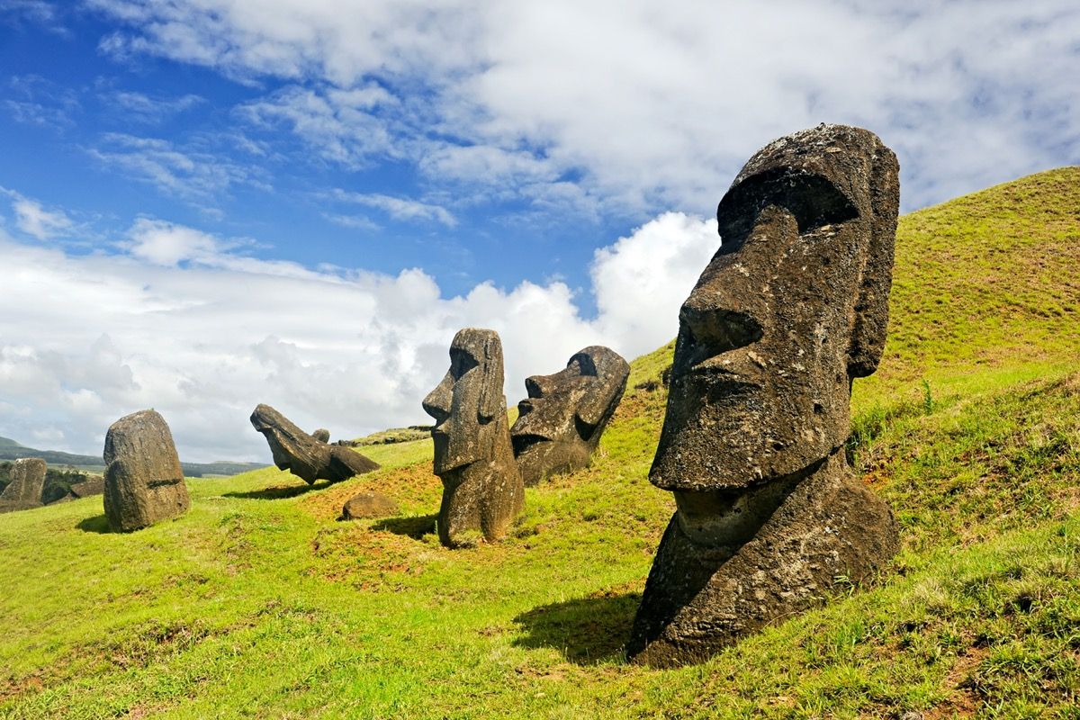 Великденски островни статуи