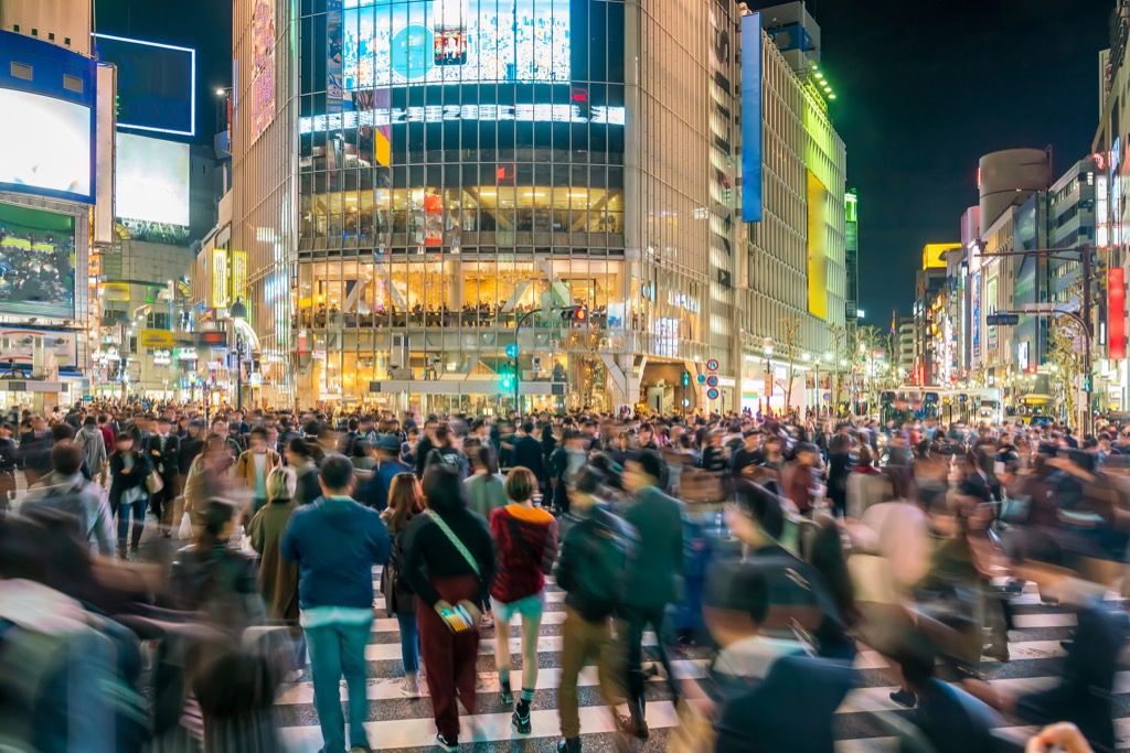 पैदल चलने वाले लोग शिबूया पार करते हुए टोक्यो तक जाते हैं