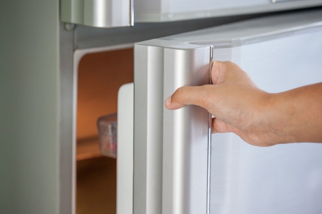 มือจับสำหรับที่จับตู้เย็นสิ่งที่น่ารำคาญที่ผู้คนทำ