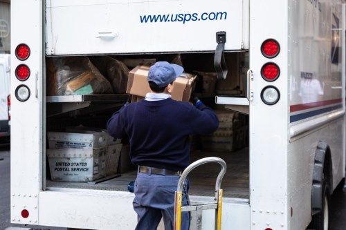 New York City, Usa - 4. února 2019: USPS poštovní pracovník nákladní vůz zaparkovaný na ulici v centru New Yorku