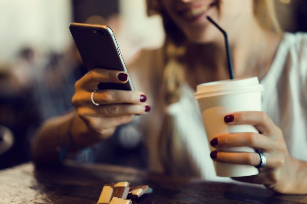 Žena drží smartphoneCrazy fakta, o kterých jste nikdy nevěděli o svém smartphonu