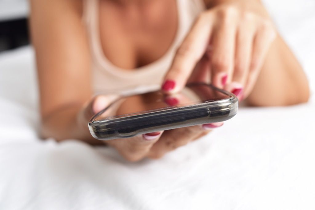 Sieviete pa tālruni, traki fakti, par kuriem jūs nekad nezinājāt par savu viedtālruni