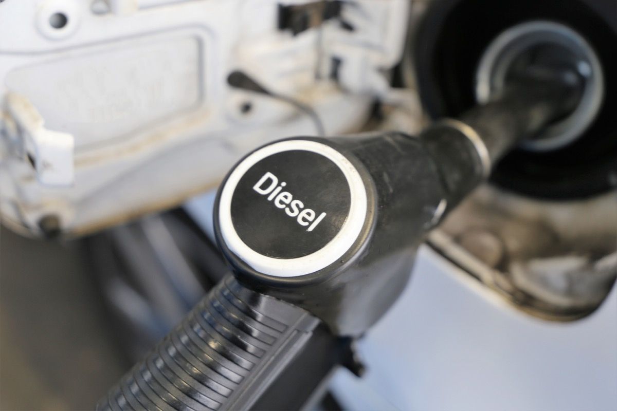fylle drivstoff med dieselpumpe
