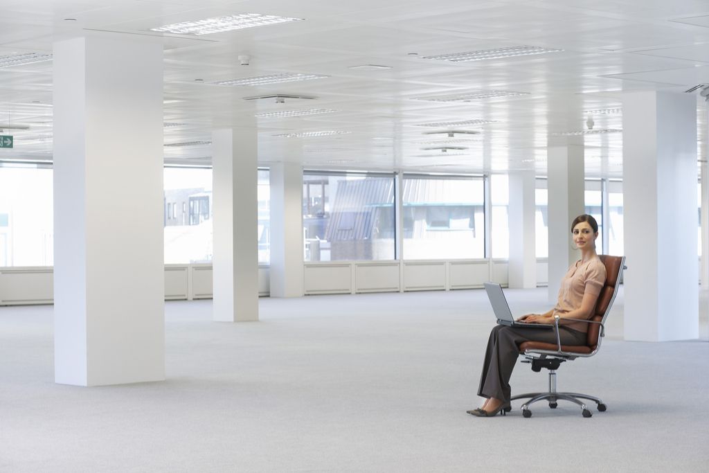 Femeie care lucrează singură în vara biroului