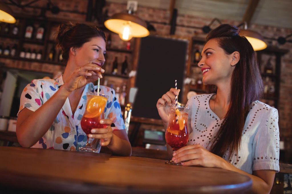kaksi naista juomassa yhdessä baarissa, miten saada ystäviä aikuisena