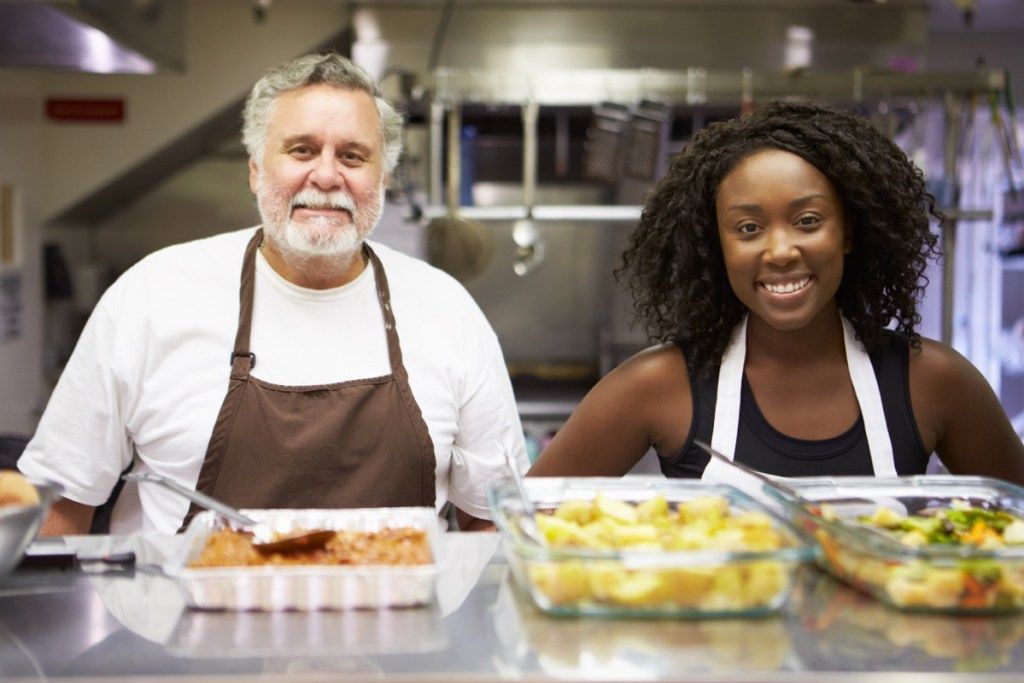 مرد اور عورت سوپ باورچی خانے میں رضاکارانہ خدمات انجام دینے کے ل as دوستوں کو کیسے بنائیں