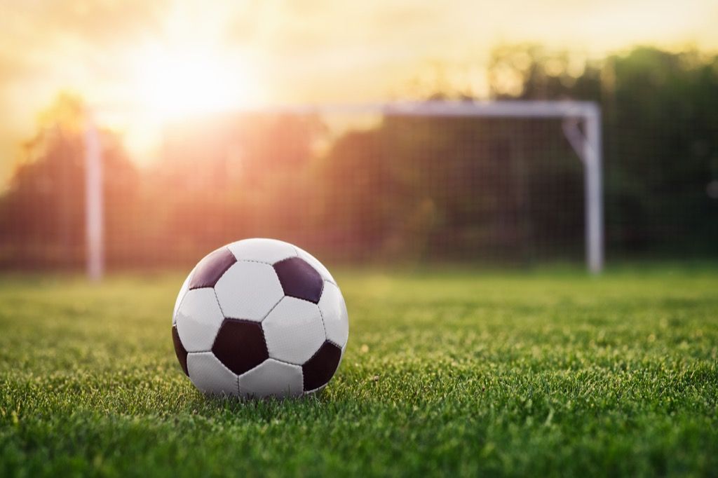 futbolo kamuolys prieš saulėlydį, kaip susirasti draugų po 40 metų