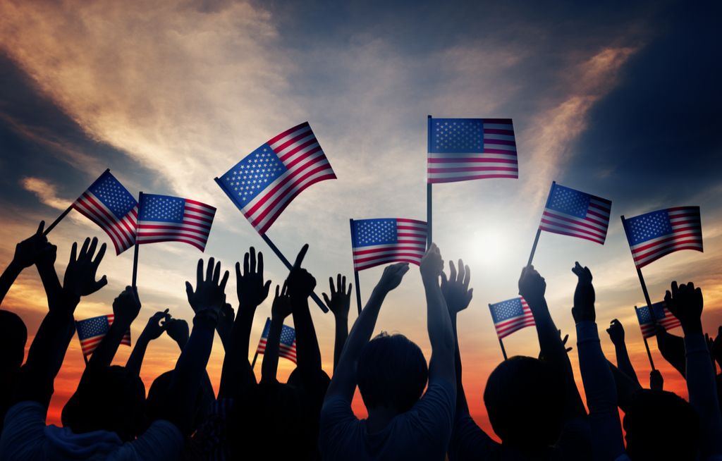 Американски знамена в тълпата как да създадете нови приятели след 40