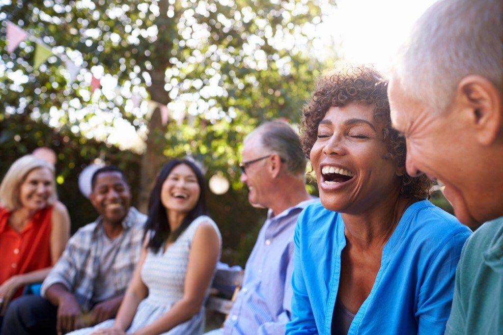 vidutinio amžiaus draugai kalbasi ir juokiasi, kaip susirasti naujų draugų po 40 metų