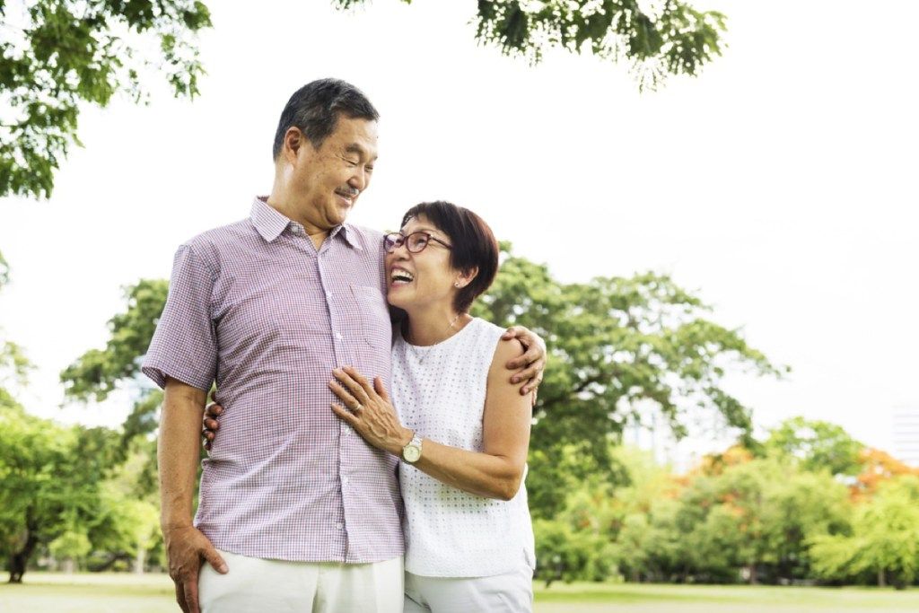 starejši par, ki se sprehaja na prostem, dolgi nasveti za poroko
