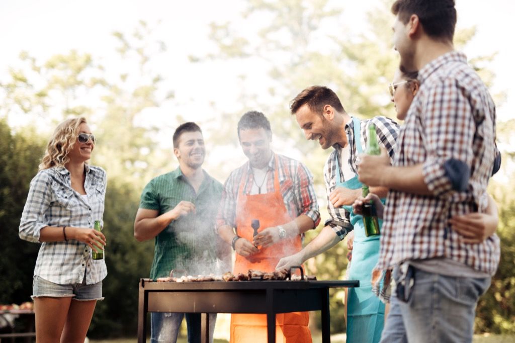 grupo de personas asando barbacoa juntos, cómo hacer amigos después de los 40